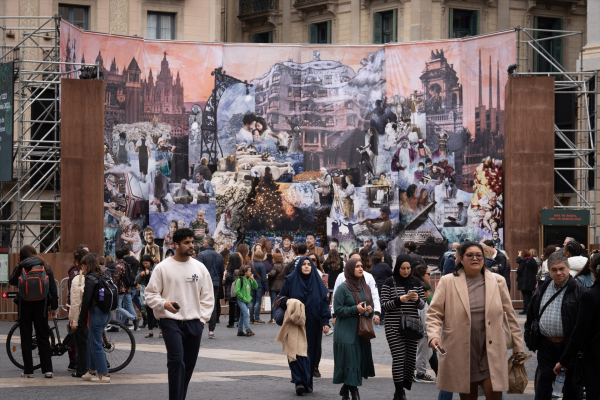 EuropaPress 5614831 diverses persones observen pessebre plaça sant jaume desembre 2023 barcelona