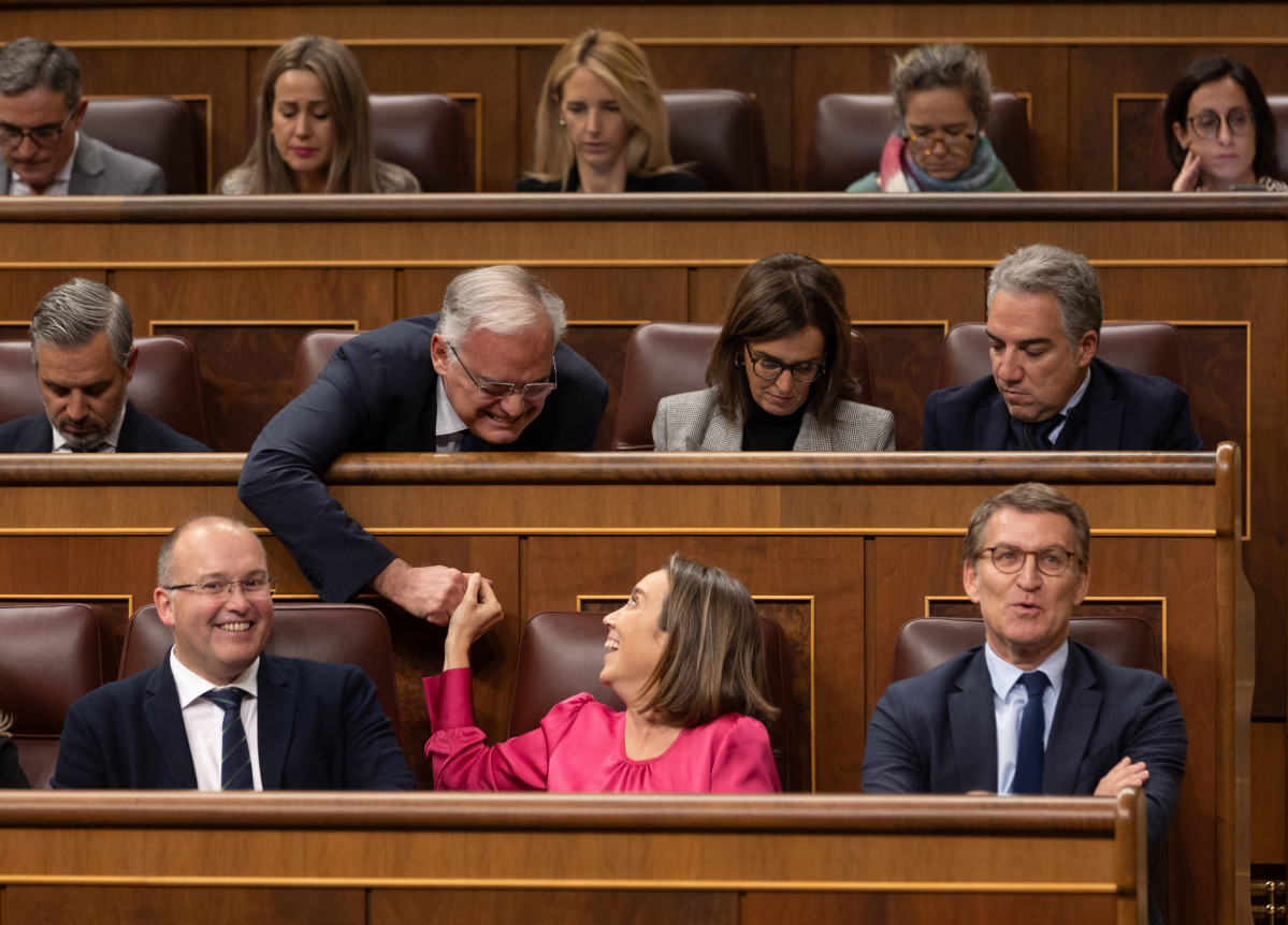 La secretària general del PP, Cuca Gamarra (2d), i el diputat del PP Esteban González Pons (2i) es donen la mà durant una sessió plenària, al Congrés dels Diputats.