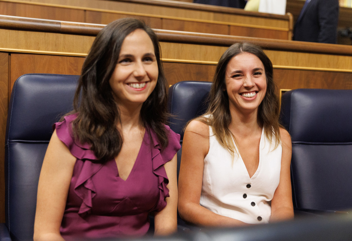La secretària general de Podem i ministra de Drets Socials, Ione Belarra, juntament amb la ministra d'Igualtat, Irene Montero durant la Sessió Constitutiva de la XV Legislatura al Congrés, el 17 d'agost del 2023, a Madrid (Espanya).