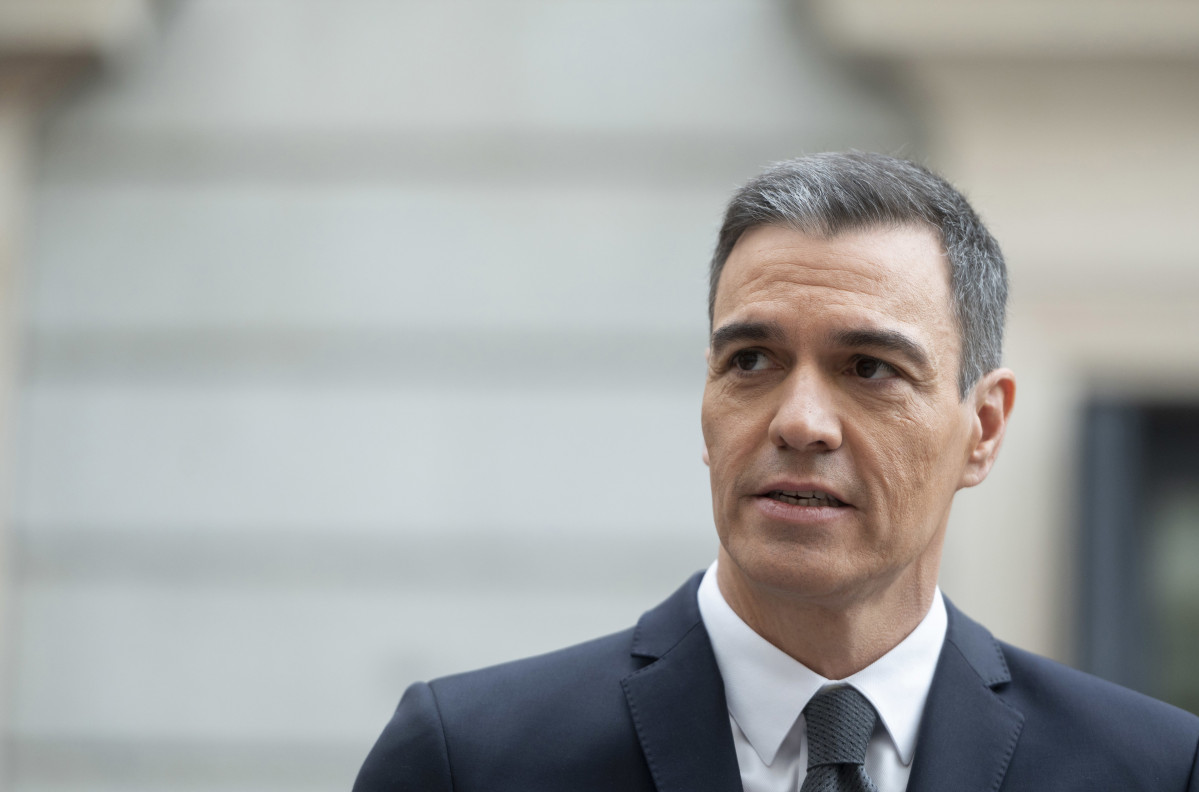 El president del Govern, Pedro Sánchez, atén mitjans en arribar a l'acte d'homenatge a la Constitució, al Congrés dels Diputats, el 6 de desembre del 2023, a Madrid (Espanya).