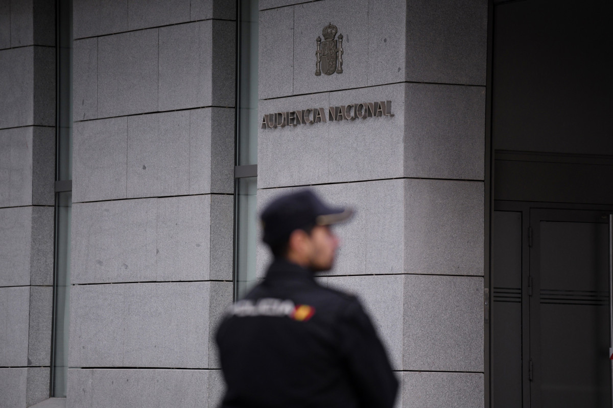 Arxiu - Un agent de Policia a l'entrada de l'Audiència Nacional, a 16 d'octubre de 2023, a Madrid (Espanya).