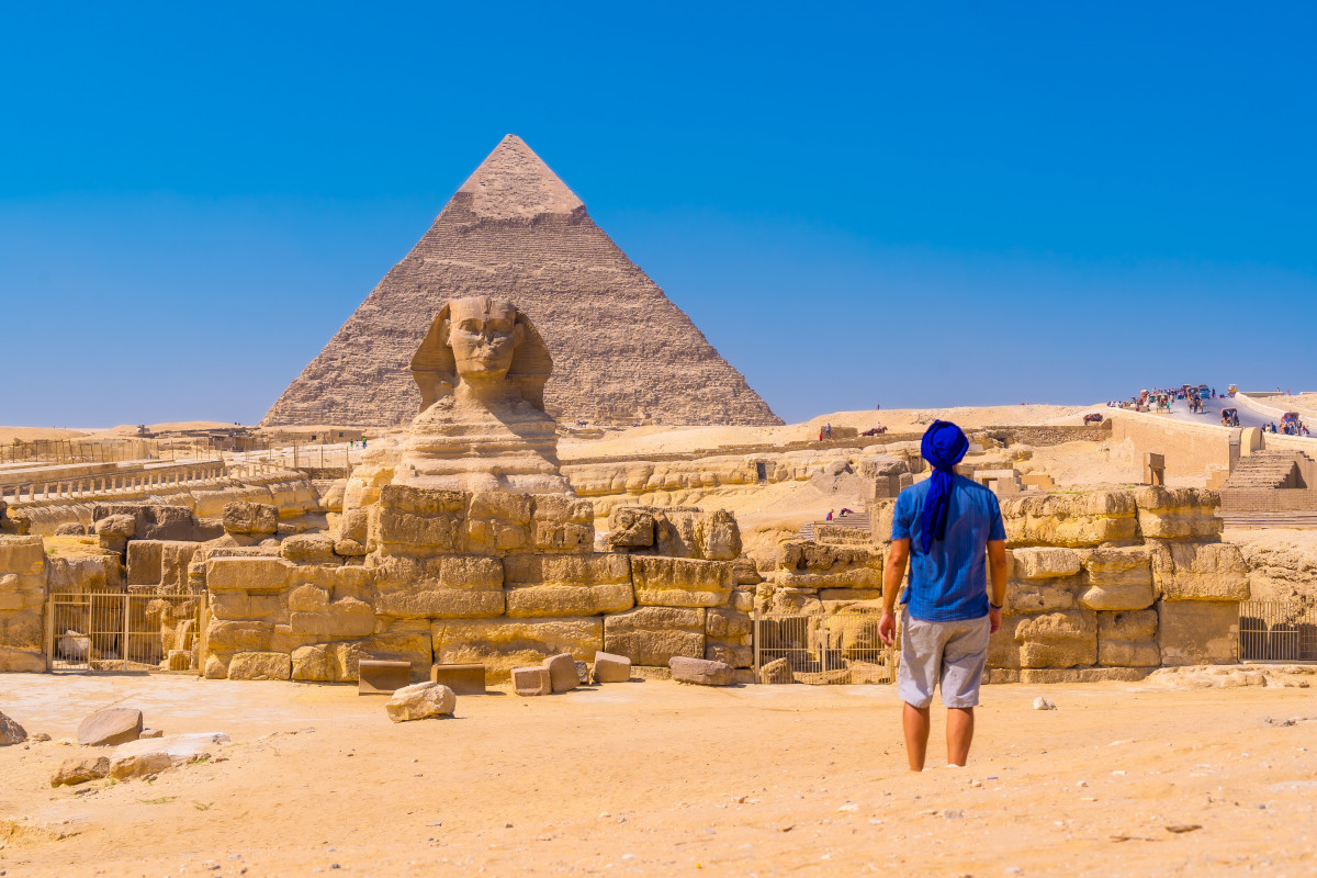 Jove caminant gran esfinx giza