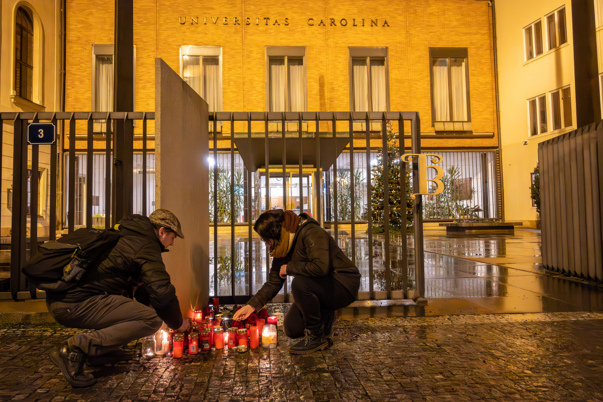 EuropaPress 5652314 december 21 2023 prague czech republic people light candles in front of