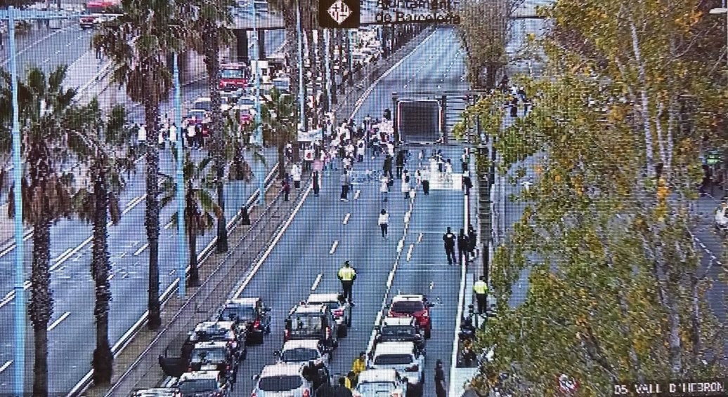 Una manifestació d´infermeres en vaga curta la Ronda de Dalt de Barcelona.