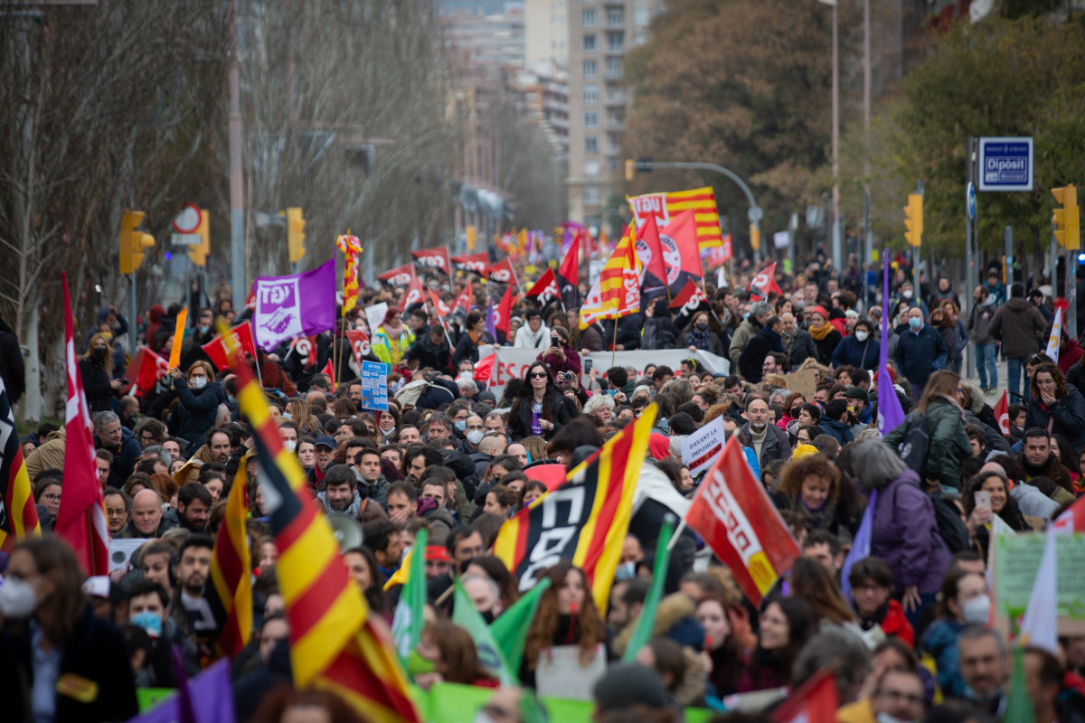 Arxiu - Diversos manifestants amb pancartes i banderes sindicals