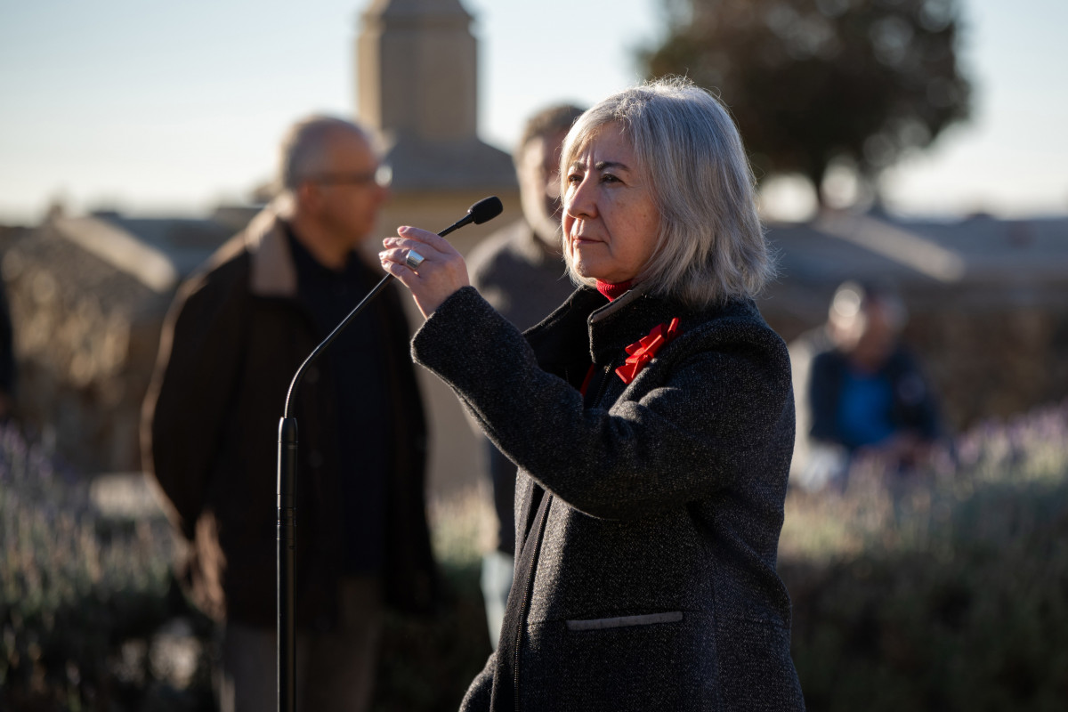 La presidenta de l'Assemblea Nacional Catalana, Dolors Feliu, ofereix declaracions durant l'ofrena floral anual a la tomba de l'expresident de la Generalitat Francesc Macià, al cementiri de Montjuïc.