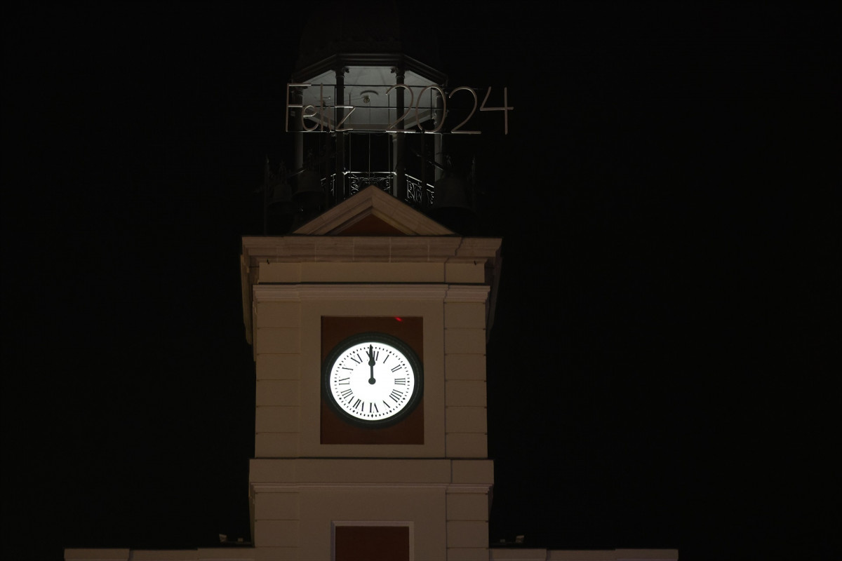 EuropaPress 5661762 rellotge real casa correus felicita 2024 campanades nit de cap d'any 2023 porta sol