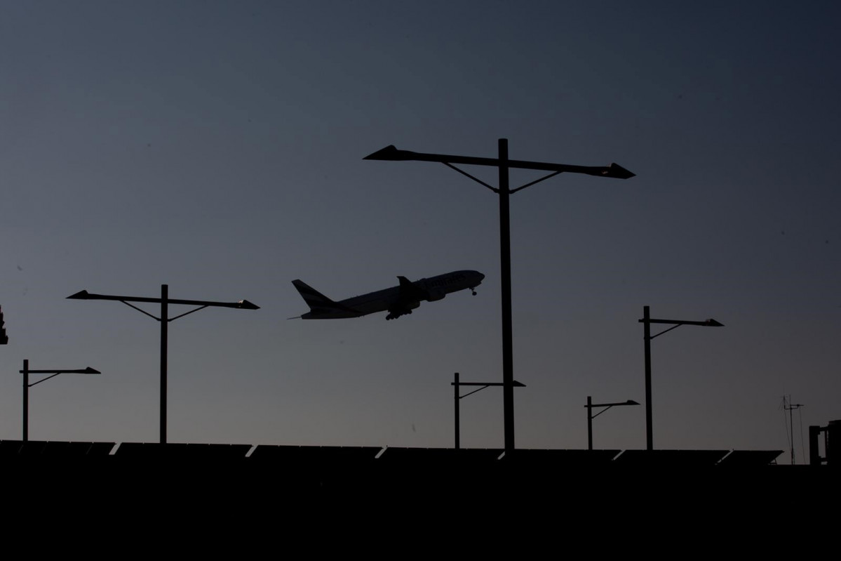 Arxiu - Avió enlairant-se de l'Aeroport de Barcelona-El Prat