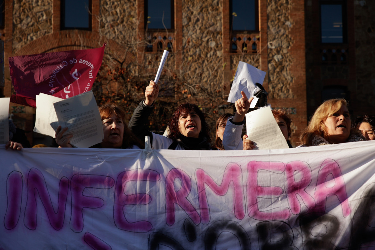Unes 250 infermeres es concentren davant de la Conselleria de Salut de la Generalitat a Barcelona