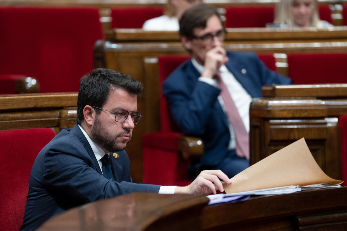 Arxiu - El president de la Generalitat de Catalunya, Pere Aragonès (i), i el líder del PSC, Salvador Illa (d), durant el tercer Debat de Política General de la legislatura, al Parlament de Catalunya, a 27 de setembre de 2023, a Barcelona, Catal