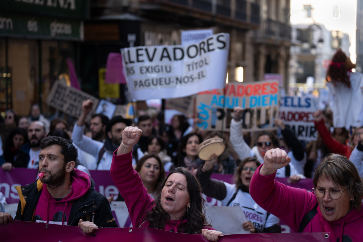 Desenes de persones protesten durant una concentració del sindicat 'Infermeres de Catalunya', a la plaça Sant Jaume, a 8 de gener de 2024, a Barcelona, Catalunya (Espanya)