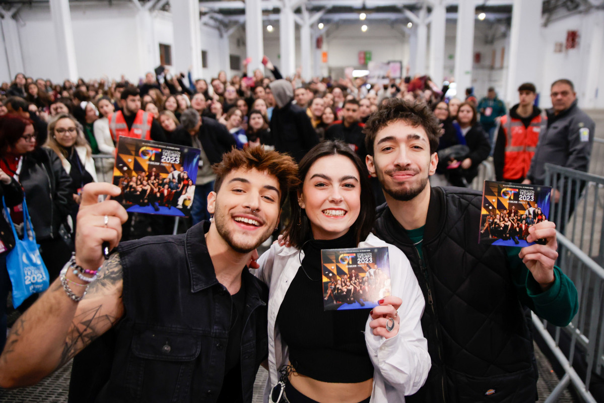 Tots tres posen per a Europa Press amb els admiradors que esperen les seves firmes
