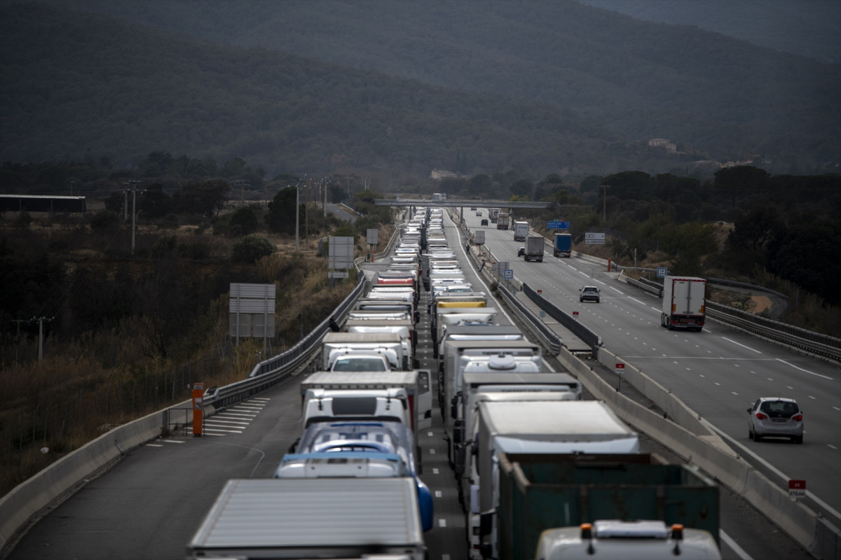 EuropaPress 5731429 camions aturats tall a 9 francesa protesta agricultors francesos febrer