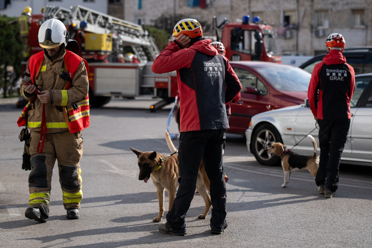 EuropaPress 5742489 diversos agents cos bombers treballa esfondrament edifici badalona febrer