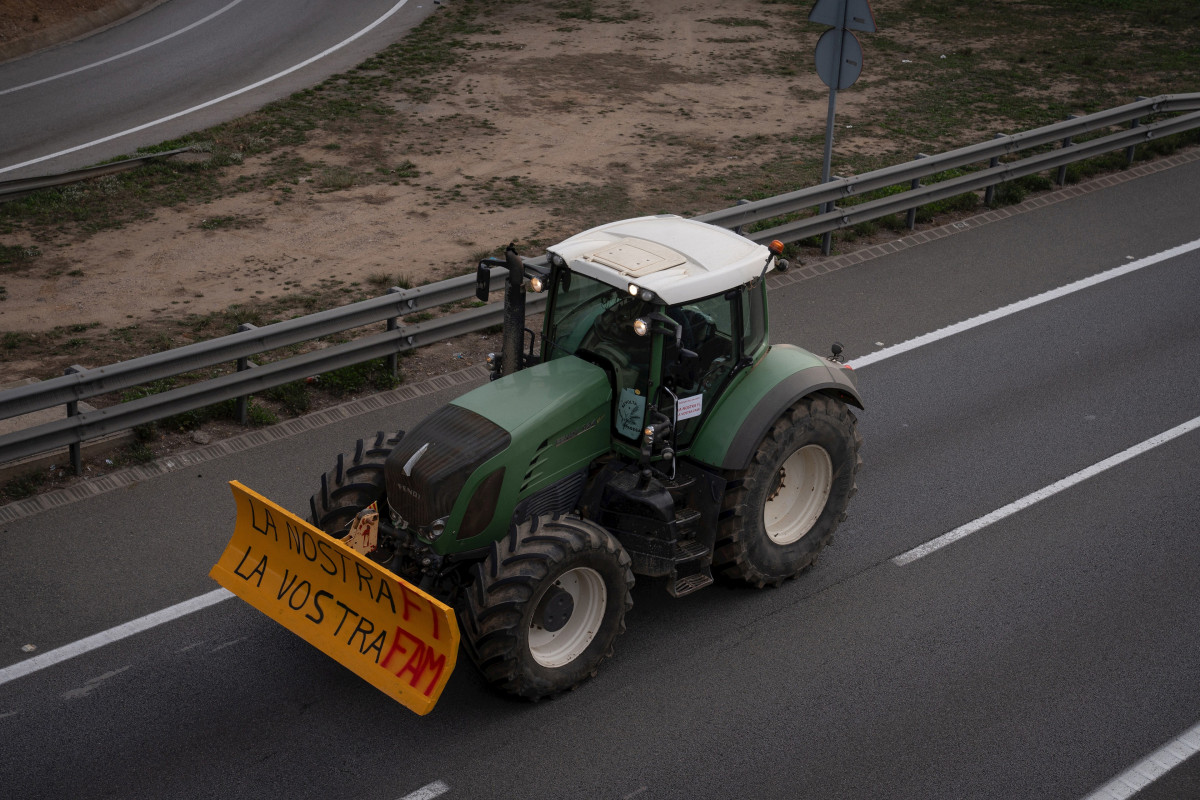 Un dels tractors que tallen la carretera C-17, sentit sud, a l'alçada de Parets del Vallès, el 6 de febrer de 2024, a Parets del Vallès, Barcelona, Catalunya (Espanya). Agricultors i ramaders de tot Espanya han tret els seus tractors a la carretera