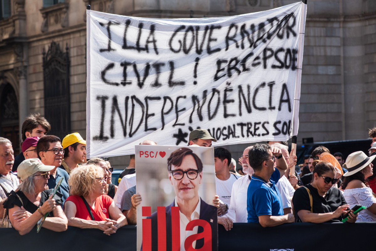 EuropaPress 6151685 diverses persones cartells abans pren possessió salvador illa president