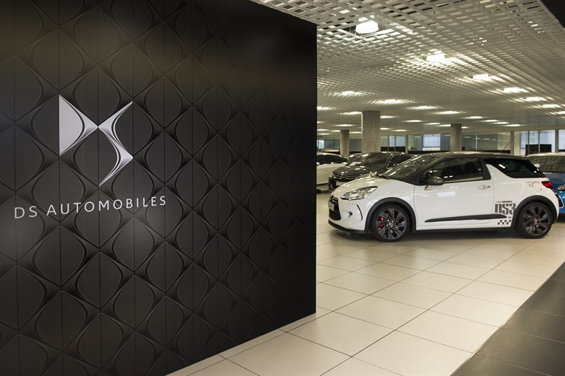 AUTOMOBIL