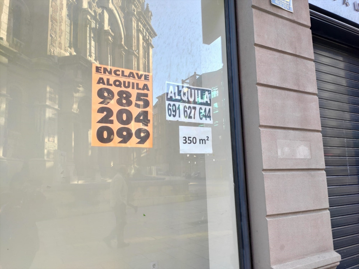 EuropaPress 4358413 local comercial lloguer oviedo petit comerç tancat cartell lloga