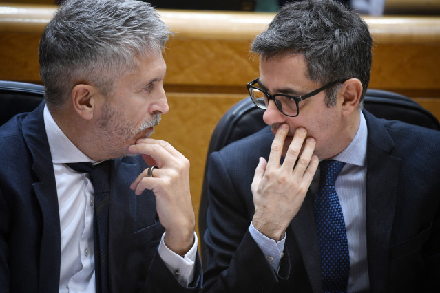 Arxiu - El ministre de l'Interior, Fernand Grande-Marlaska (i), i el ministre de la Presidència, Justícia i Relacions amb les Corts, Félix Bolaños (d), durant una sessió de control al Govern al Senat.