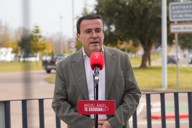 El secretario general del PSOE de Extremadura, Miguel Ángel Gallardo, en declaraciones a la prensa en Miajadas.