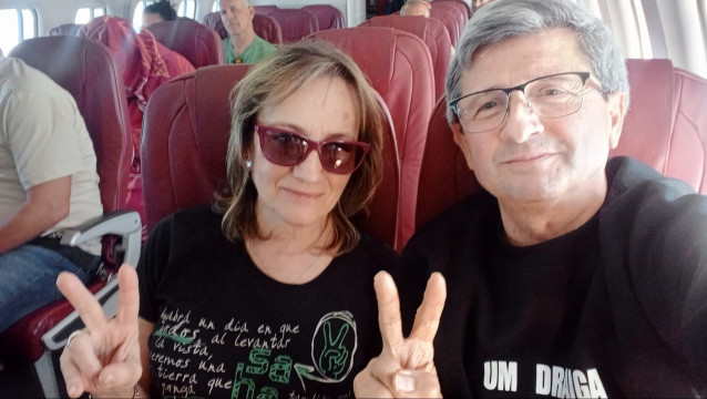 Los activistas aragoneses Rosa Fernández y Jesús Maestro dentro del avión tras su expulsión de El Aaiún