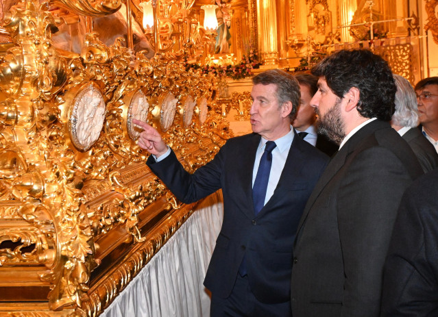 El líder del PP, Alberto Núñez Feijóo, junto a López Miras en Lorca