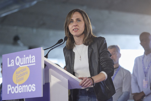 La secretaria general de Podemos y diputada, Ione Belarra, interviene durante la V Asamblea Ciudadana de Podemos, en el Pabellón de Convenciones de Casa de Campo, a 12 de abril de 2025, en Madrid (España).