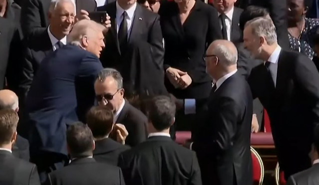 El Rey Felipe VI saluda al presidente de Estados Unidos, Donald Trump, antes del inicio del funeral del Papa Francisco.