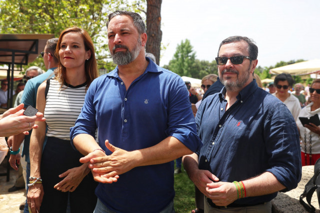 (I-D) La portavoz de Vox en la Asamblea de Madrid, Isabel Pérez Moñino, el presidente de Vox, Santiago Abascal, y el presidente de Vox en Madrid, José Antonio Fúster, antes de una comida con afiliados y simpatizantes de Vox, en El Jardín de la Chalota,