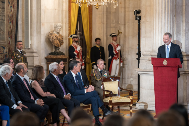 El Rey Felipe VI (d) preside el acto del XL aniversario de la firma del Tratado de Adhesión de España a las Comunidades Europeas, en el Palacio Real