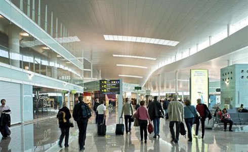 Turistes a l'aeroport del Prat