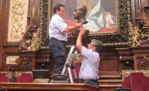 L'Ajuntament de Barcelona retira el bust de Juan Carlos I del saló de plens