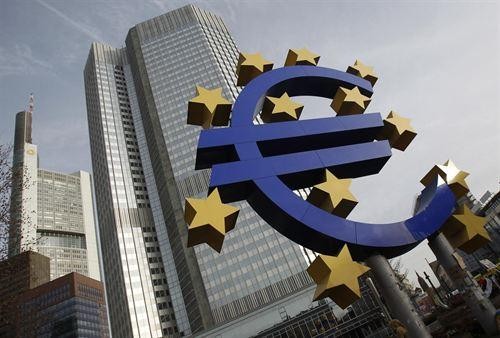 Títol de la imagenLa justícia europea diu que el pla de compra de deute del BCE és compatible "en principi" amb els Tractats