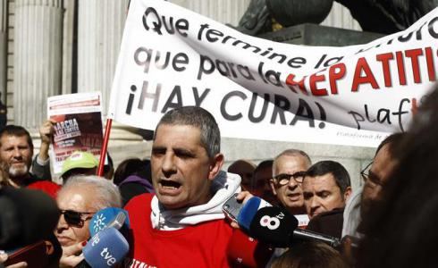 Afectats per l'hepatitis C lamenten que s'arxivi la querella contra Mato però respecten la decisió del Suprem Afectats per l'hepatitis C lamenten que s'arxivi la querella contra Mato però respecten la decisió del Suprem