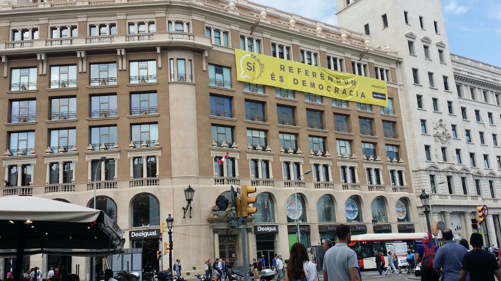 Pancarta favor referèndum plaça catalunya