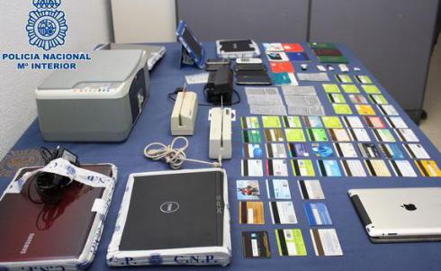 Detenen 15 persones per estafar més de 400.000 euros a través de la falsificació de targetes de crèdit